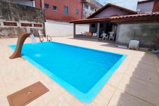 Casa em Peruíbe - Casa com piscina e churrasqueira em Peruíbe/SP