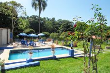 Casa em Guararema - Ampla Chácara c piscina e churrasq em Guararema/SP