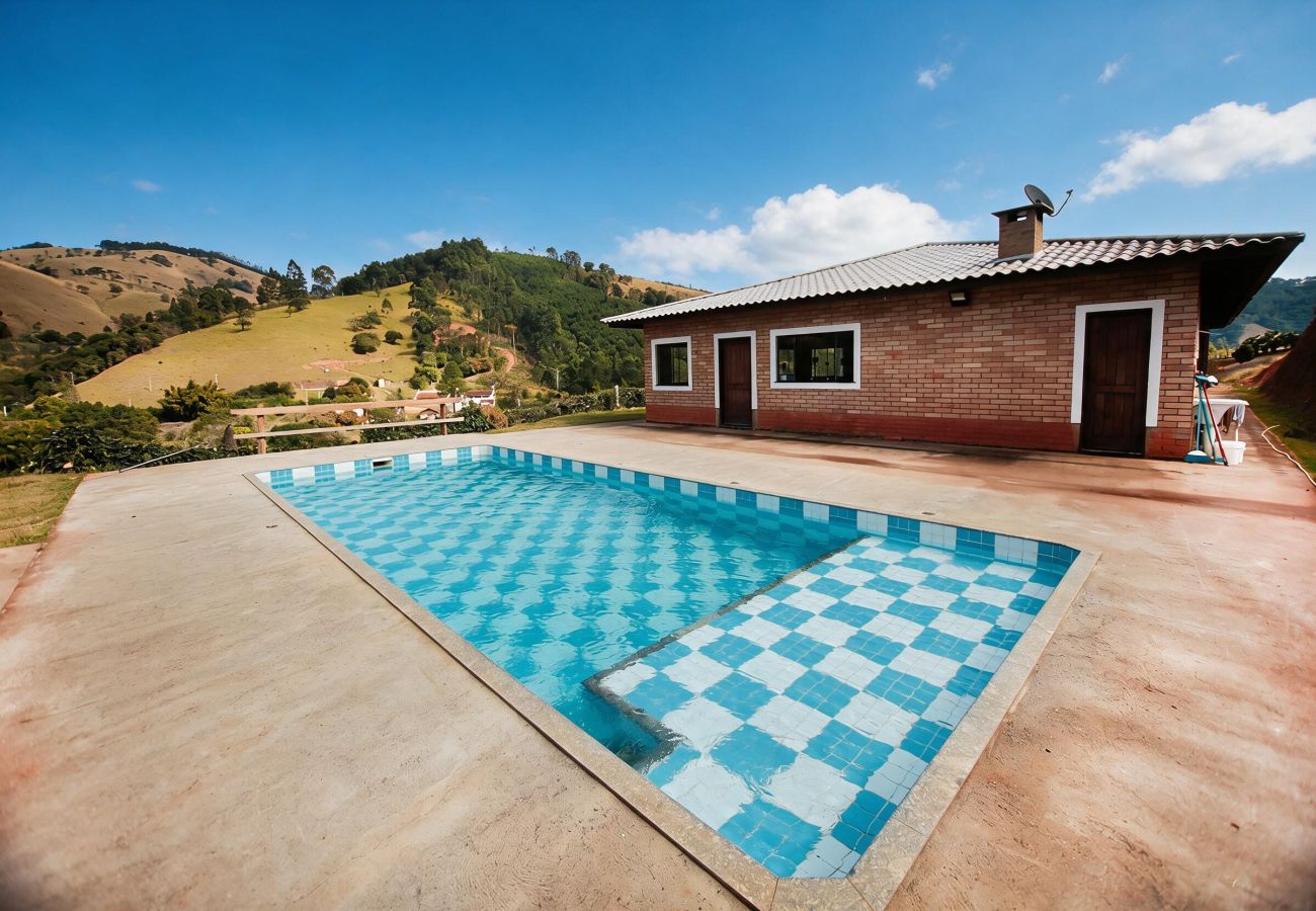 Casa em Joanópolis - Chácara c/ Piscina e Vista p/ Cachoeira dos Pretos