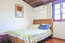 Casa em Caraguatatuba - Casa com lazer à 750m da Praia de Massaguaçu/SP