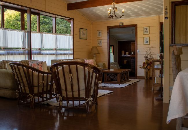 Casa em Campos do Jordão - Refúgio Familiar com Piscina, Lareira e Quadra