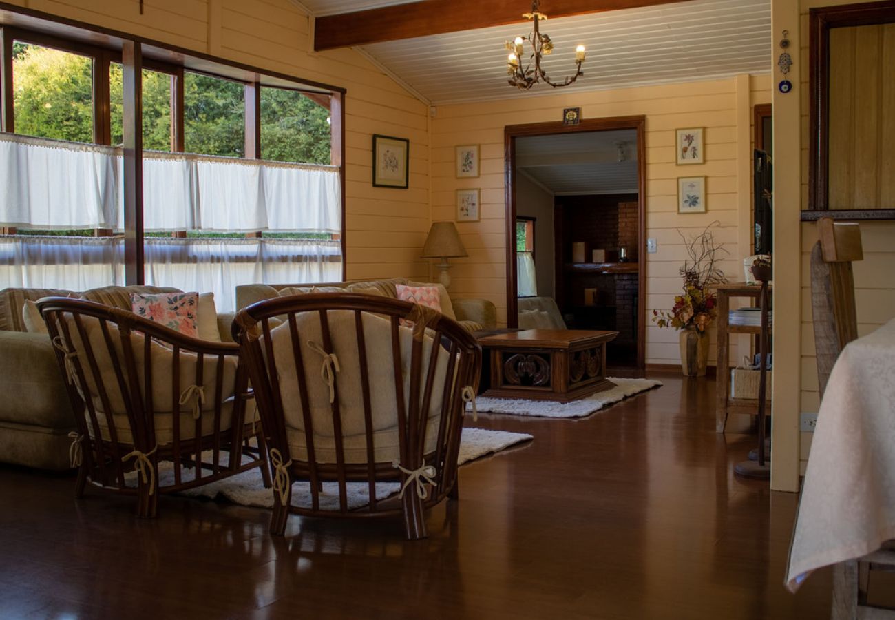 Casa em Campos do Jordão - Refúgio Familiar com Piscina, Lareira e Quadra