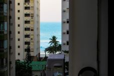 Apartamento em Guarujá - Ótimo Flat a 200m - Praia das Pitangueiras/Guarujá