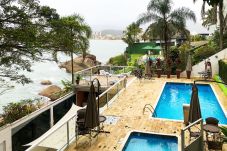 Apartamento em Caraguatatuba - Apto à beira-mar com piscina em Martim de Sá/SP