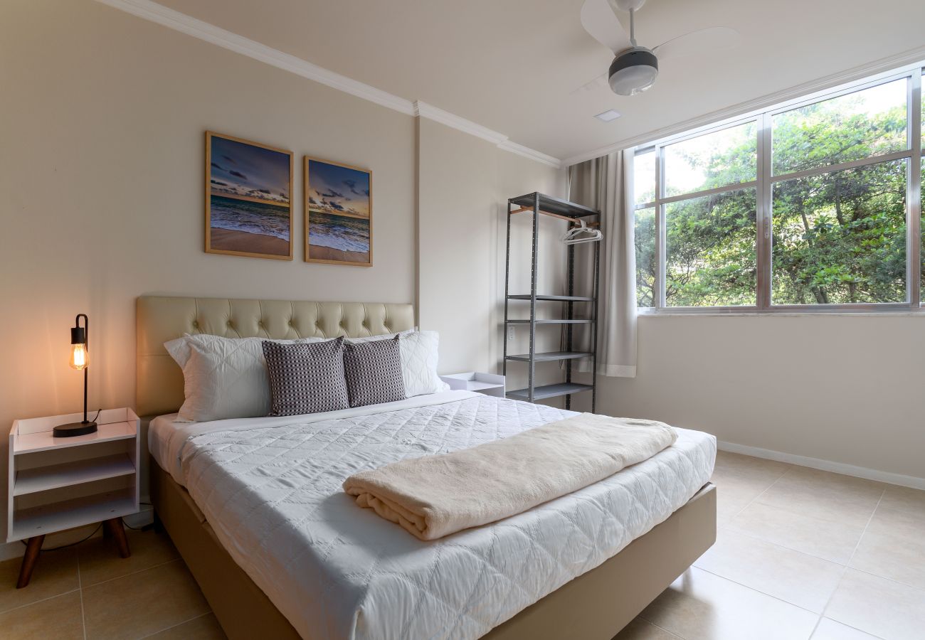 Quarto com cama de casal Quarto com cama de casal