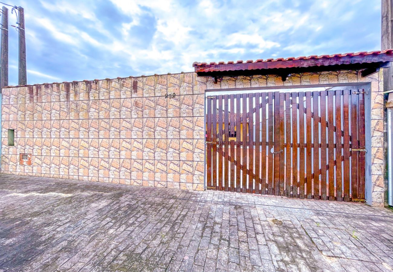 Casa em Praia Grande - Casa c churrasqueira próx à Praia Jardim Real/SP Casa em Praia Grande - Casa c churrasqueira próx à Praia Jardim Real/SP