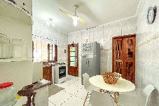 Casa em Itanhaém - Casa com churrasqueira e piscina em Itanhaém
