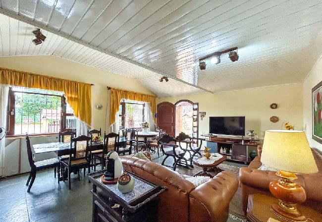 Casa em Atibaia - Chácara elegante com piscina e lazer em Atibaia/SP Casa em Atibaia - Chácara elegante com piscina e lazer em Atibaia/SP