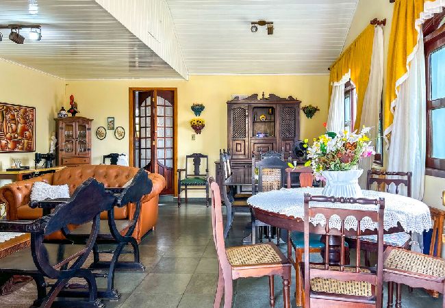 Casa em Atibaia - Chácara elegante com piscina e lazer em Atibaia/SP Casa em Atibaia - Chácara elegante com piscina e lazer em Atibaia/SP
