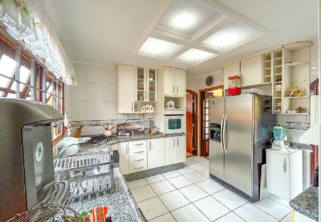 Casa em Atibaia - Chácara elegante com piscina e lazer em Atibaia/SP Casa em Atibaia - Chácara elegante com piscina e lazer em Atibaia/SP