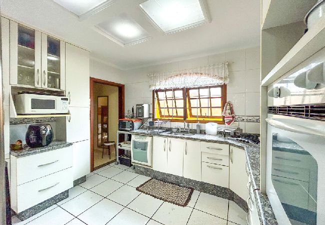 Casa em Atibaia - Chácara elegante com piscina e lazer em Atibaia/SP Casa em Atibaia - Chácara elegante com piscina e lazer em Atibaia/SP