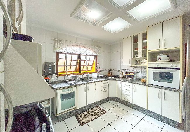 Casa em Atibaia - Chácara elegante com piscina e lazer em Atibaia/SP Casa em Atibaia - Chácara elegante com piscina e lazer em Atibaia/SP