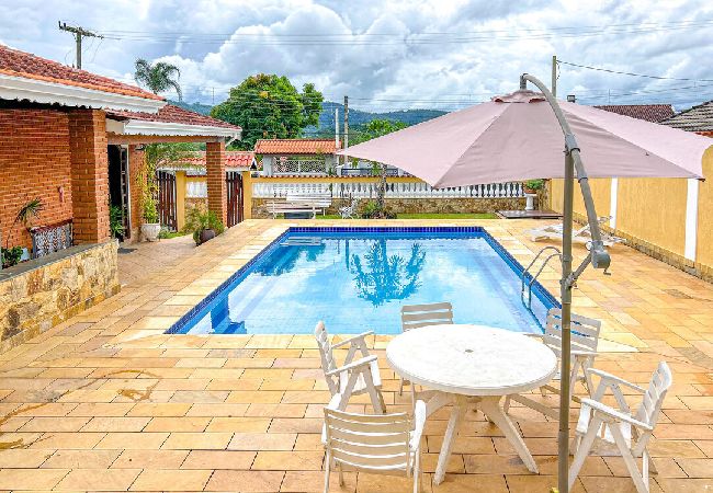 Casa em Atibaia - Chácara elegante com piscina e lazer em Atibaia/SP Casa em Atibaia - Chácara elegante com piscina e lazer em Atibaia/SP