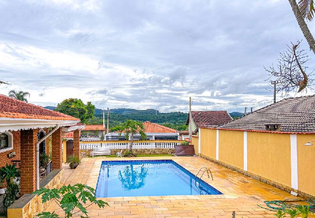 Casa em Atibaia - Chácara elegante com piscina e lazer em Atibaia/SP Casa em Atibaia - Chácara elegante com piscina e lazer em Atibaia/SP