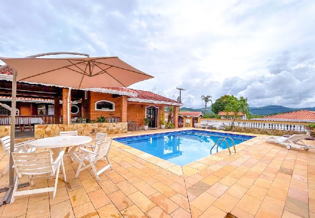 Casa em Atibaia - Chácara elegante com piscina e lazer em Atibaia/SP Casa em Atibaia - Chácara elegante com piscina e lazer em Atibaia/SP