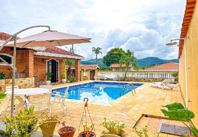Casa em Atibaia - Chácara elegante com piscina e lazer em Atibaia/SP Casa em Atibaia - Chácara elegante com piscina e lazer em Atibaia/SP