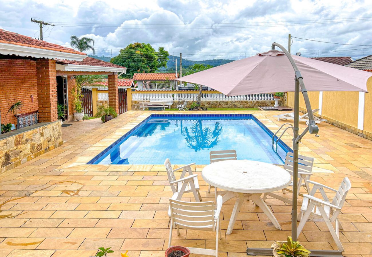 Casa em Atibaia - Chácara elegante com piscina e lazer em Atibaia/SP Casa em Atibaia - Chácara elegante com piscina e lazer em Atibaia/SP