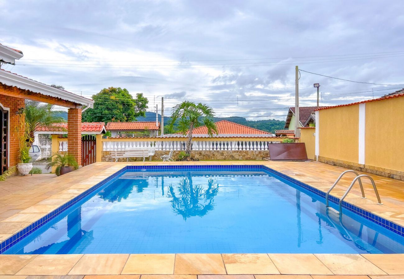 Casa em Atibaia - Chácara elegante com piscina e lazer em Atibaia/SP Casa em Atibaia - Chácara elegante com piscina e lazer em Atibaia/SP