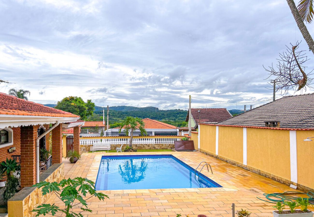 Casa em Atibaia - Chácara elegante com piscina e lazer em Atibaia/SP Casa em Atibaia - Chácara elegante com piscina e lazer em Atibaia/SP