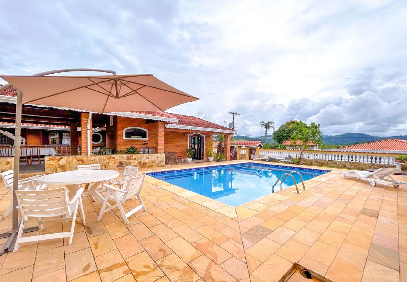 Casa em Atibaia - Chácara elegante com piscina e lazer em Atibaia/SP Casa em Atibaia - Chácara elegante com piscina e lazer em Atibaia/SP