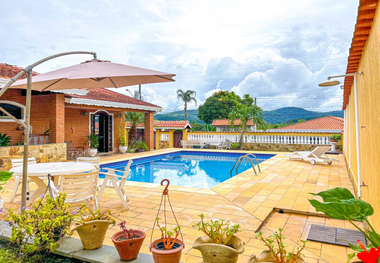 Casa em Atibaia - Chácara elegante com piscina e lazer em Atibaia/SP Casa em Atibaia - Chácara elegante com piscina e lazer em Atibaia/SP