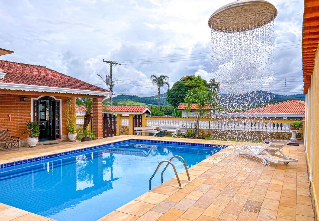 Casa em Atibaia - Chácara elegante com piscina e lazer em Atibaia/SP Casa em Atibaia - Chácara elegante com piscina e lazer em Atibaia/SP