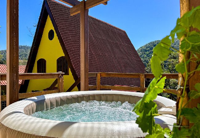 Chalé em Petrópolis - Charmoso chalé c WiFi e linda vista em Itaipava/RJ Chalé em Petrópolis - Charmoso chalé c WiFi e linda vista em Itaipava/RJ