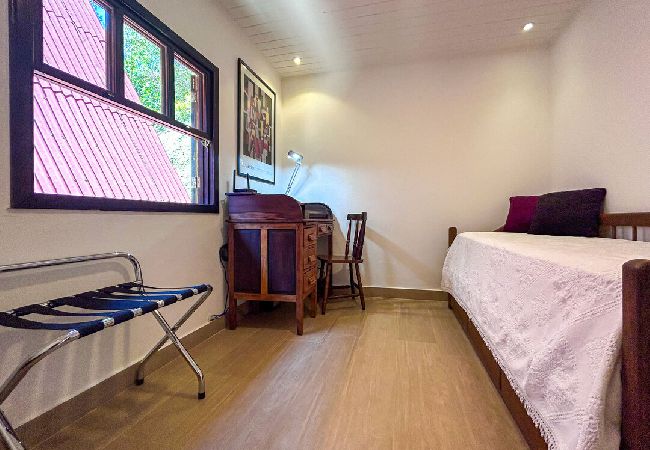 Chalé em Petrópolis - Charmoso chalé c WiFi e linda vista em Itaipava/RJ Chalé em Petrópolis - Charmoso chalé c WiFi e linda vista em Itaipava/RJ