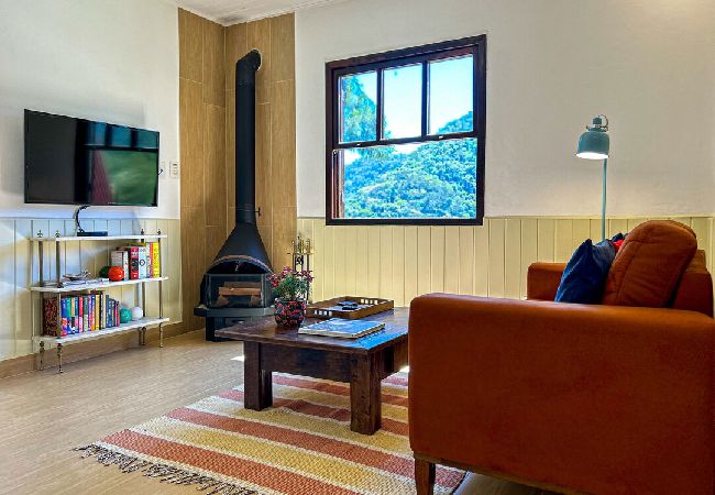 Chalé em Petrópolis - Charmoso chalé c WiFi e linda vista em Itaipava/RJ Chalé em Petrópolis - Charmoso chalé c WiFi e linda vista em Itaipava/RJ