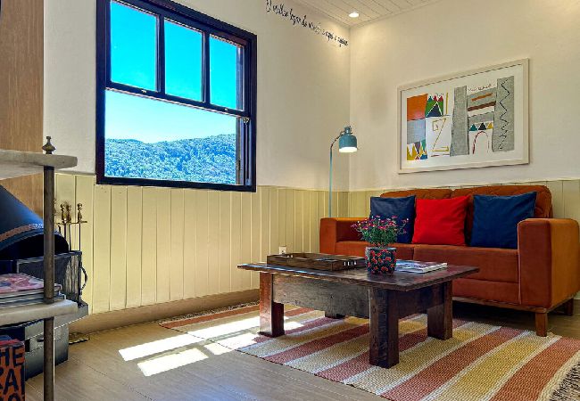 Chalé em Petrópolis - Charmoso chalé c WiFi e linda vista em Itaipava/RJ Chalé em Petrópolis - Charmoso chalé c WiFi e linda vista em Itaipava/RJ
