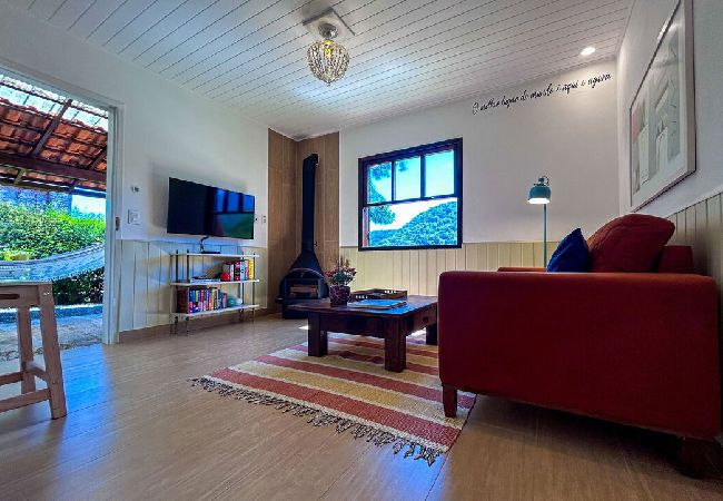 Chalé em Petrópolis - Charmoso chalé c WiFi e linda vista em Itaipava/RJ Chalé em Petrópolis - Charmoso chalé c WiFi e linda vista em Itaipava/RJ