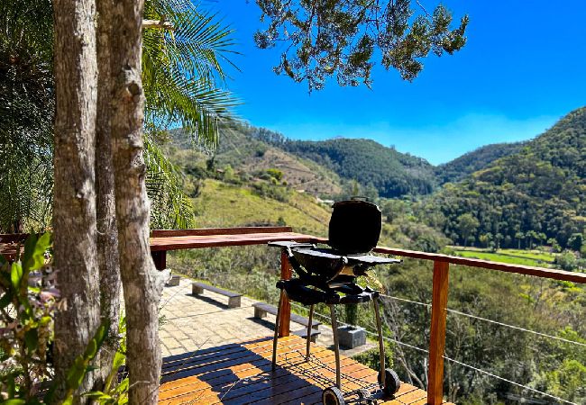 Chalé em Petrópolis - Charmoso chalé c WiFi e linda vista em Itaipava/RJ Chalé em Petrópolis - Charmoso chalé c WiFi e linda vista em Itaipava/RJ