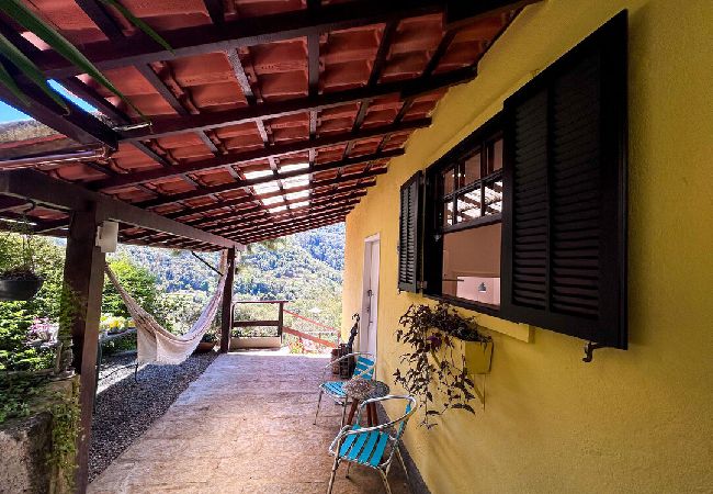 Chalé em Petrópolis - Charmoso chalé c WiFi e linda vista em Itaipava/RJ Chalé em Petrópolis - Charmoso chalé c WiFi e linda vista em Itaipava/RJ