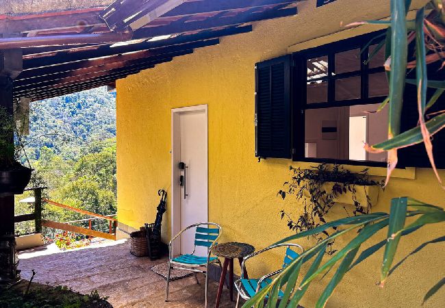 Chalé em Petrópolis - Charmoso chalé c WiFi e linda vista em Itaipava/RJ Chalé em Petrópolis - Charmoso chalé c WiFi e linda vista em Itaipava/RJ