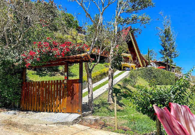 Chalé em Petrópolis - Charmoso chalé c WiFi e linda vista em Itaipava/RJ Chalé em Petrópolis - Charmoso chalé c WiFi e linda vista em Itaipava/RJ