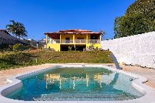 Casa em Taubaté - Chácara com piscina, churrasq e WiFi em Taubaté/SP