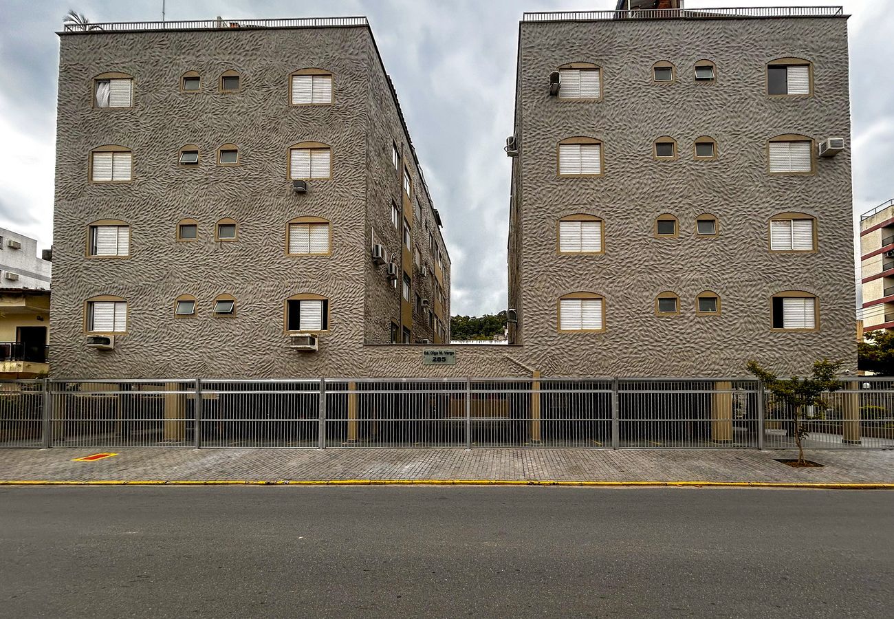 Apartamento em Guarujá - Apto a 800m da Praia da Enseada no Guarujá/SP Apartamento em Guarujá - Apto a 800m da Praia da Enseada no Guarujá/SP