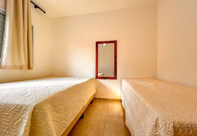 Apartamento em Bertioga - Apto com WiFi a 3 min de carro da Praia da Enseada Apartamento em Bertioga - Apto com WiFi a 3 min de carro da Praia da Enseada