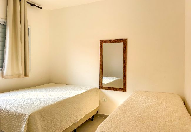 Apartamento em Bertioga - Apto com WiFi a 3 min de carro da Praia da Enseada Apartamento em Bertioga - Apto com WiFi a 3 min de carro da Praia da Enseada