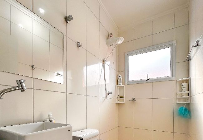 Apartamento em Bertioga - Apto com WiFi a 3 min de carro da Praia da Enseada Apartamento em Bertioga - Apto com WiFi a 3 min de carro da Praia da Enseada