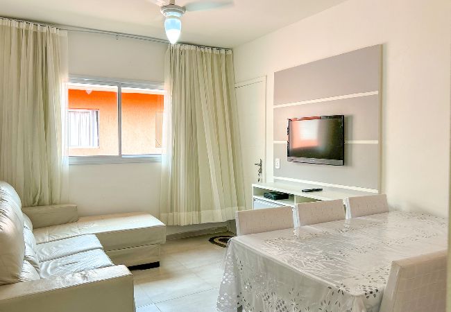 Apartamento em Bertioga - Apto com WiFi a 3 min de carro da Praia da Enseada Apartamento em Bertioga - Apto com WiFi a 3 min de carro da Praia da Enseada