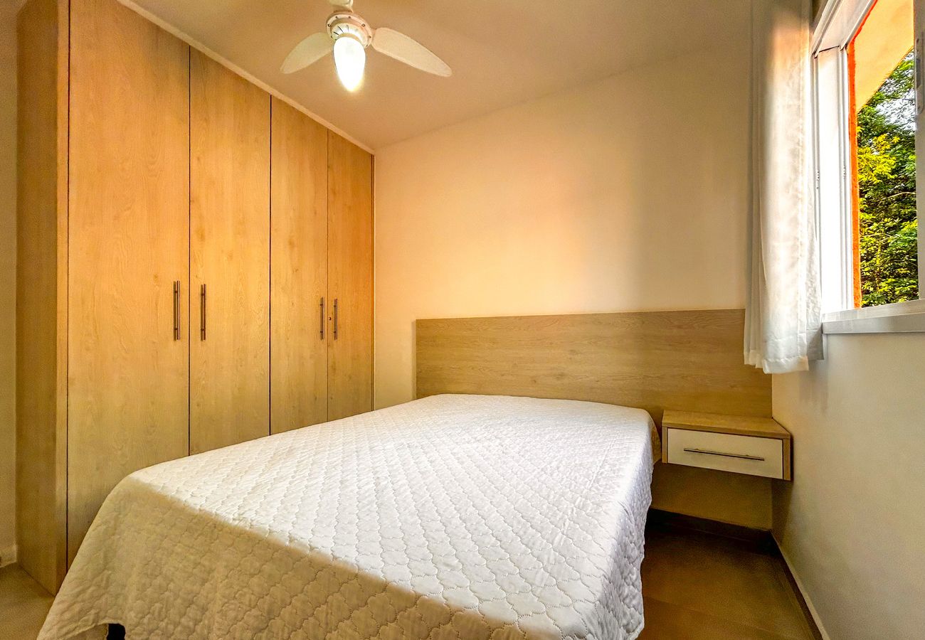 Apartamento em Bertioga - Apto com WiFi a 3 min de carro da Praia da Enseada Apartamento em Bertioga - Apto com WiFi a 3 min de carro da Praia da Enseada
