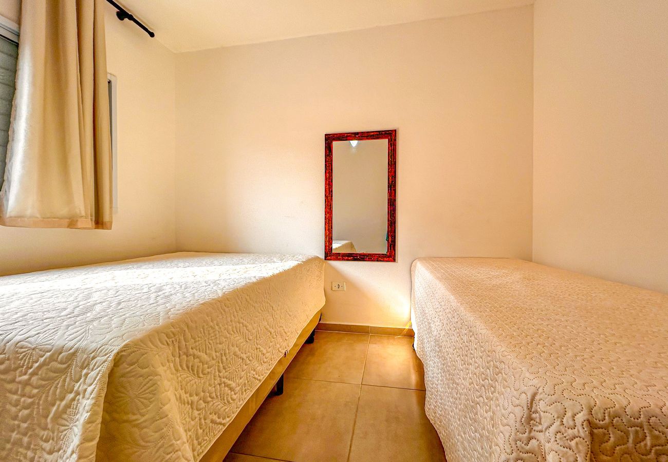 Apartamento em Bertioga - Apto com WiFi a 3 min de carro da Praia da Enseada Apartamento em Bertioga - Apto com WiFi a 3 min de carro da Praia da Enseada