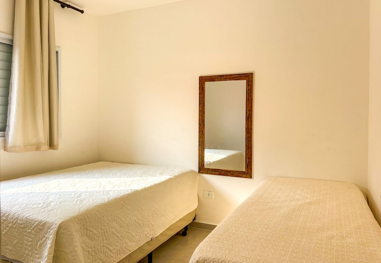 Apartamento em Bertioga - Apto com WiFi a 3 min de carro da Praia da Enseada Apartamento em Bertioga - Apto com WiFi a 3 min de carro da Praia da Enseada