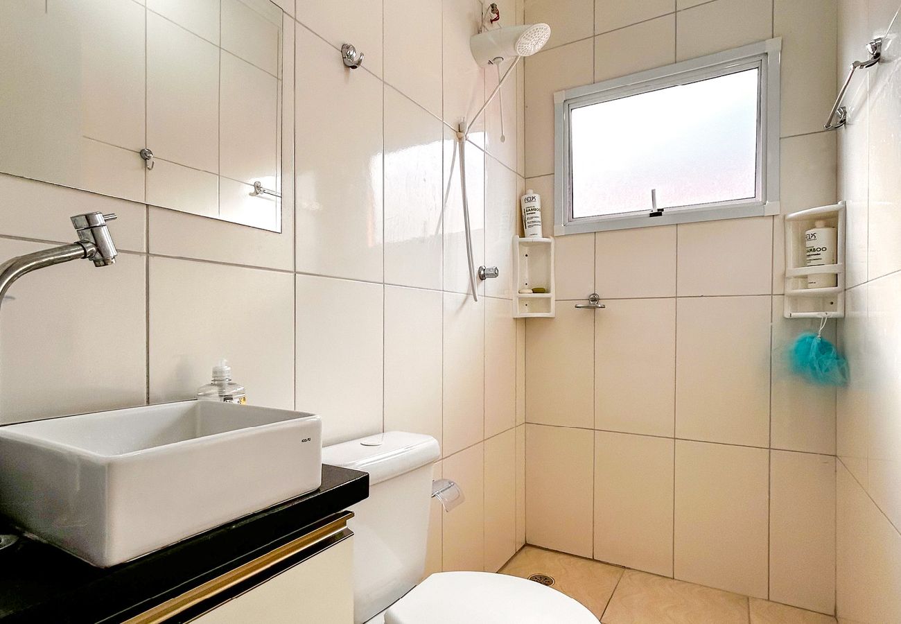 Apartamento em Bertioga - Apto com WiFi a 3 min de carro da Praia da Enseada Apartamento em Bertioga - Apto com WiFi a 3 min de carro da Praia da Enseada