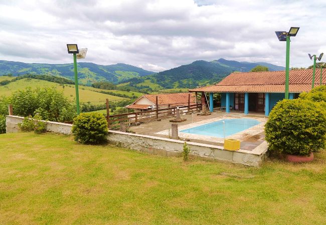 Casa em Extrema - Incrível chácara com pisc e churrasq em Extrema/MG Casa em Extrema - Incrível chácara com pisc e churrasq em Extrema/MG