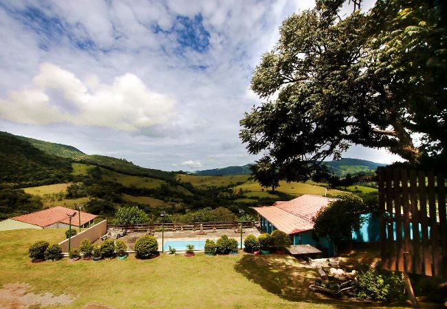 Casa em Extrema - Incrível chácara com pisc e churrasq em Extrema/MG Casa em Extrema - Incrível chácara com pisc e churrasq em Extrema/MG