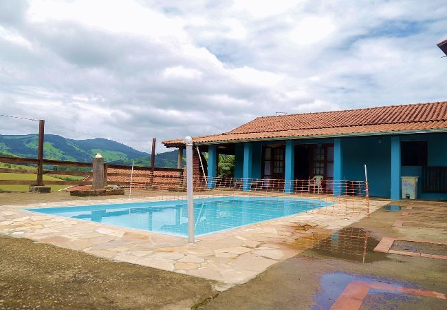 Casa em Extrema - Incrível chácara com pisc e churrasq em Extrema/MG Casa em Extrema - Incrível chácara com pisc e churrasq em Extrema/MG