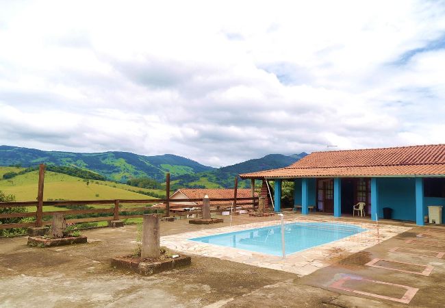 Casa em Extrema - Incrível chácara com pisc e churrasq em Extrema/MG Casa em Extrema - Incrível chácara com pisc e churrasq em Extrema/MG