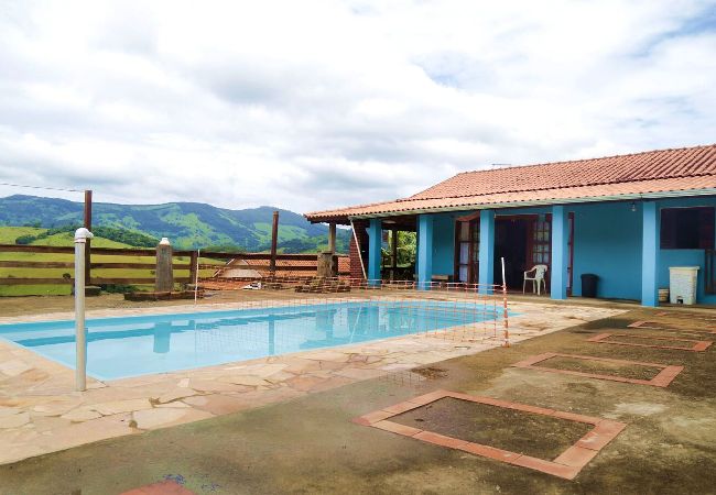 Casa em Extrema - Incrível chácara com pisc e churrasq em Extrema/MG Casa em Extrema - Incrível chácara com pisc e churrasq em Extrema/MG